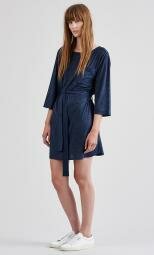 Mads Nørgaard - Debbie super laser dress i navy fra Mads Nørgaard